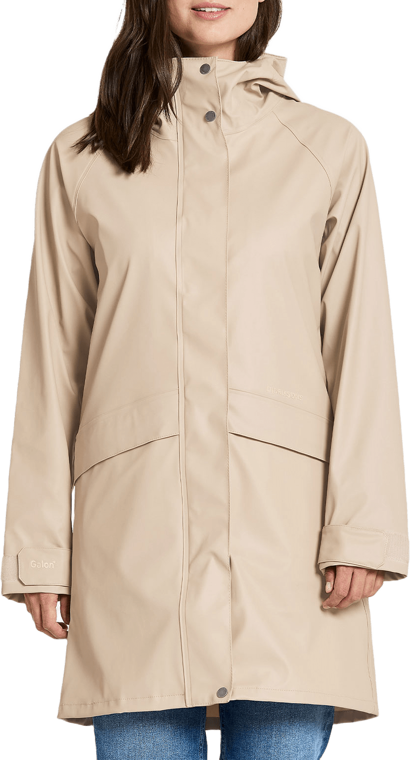 Elly Parka Galon, från Didriksons, i färgen Clay Beige.
