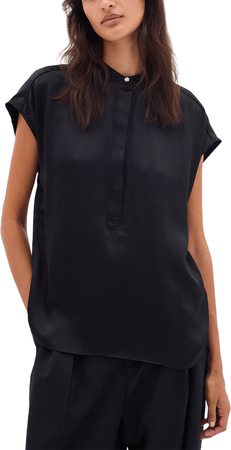 LucienneIW Top, från Inwear, i färgen Black.