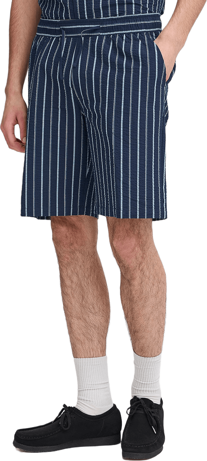 CFKAI 0204 SS striped seersucker sh Short, från Casual Friday, i färgen Navy Blazer.