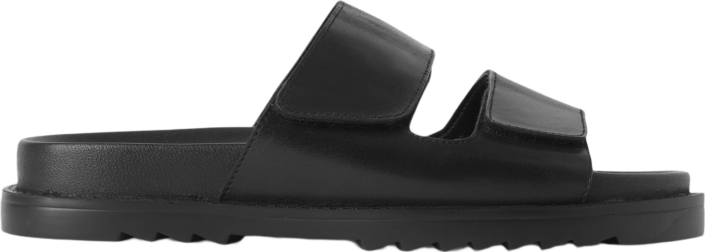 Sandaler i skinn, från SANDÖ, i färgen Black.