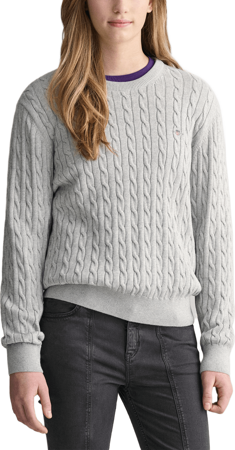 Gant Knitwear Shield Cotton Cable C-Neck, från GANT, i färgen Light Grey Melange.