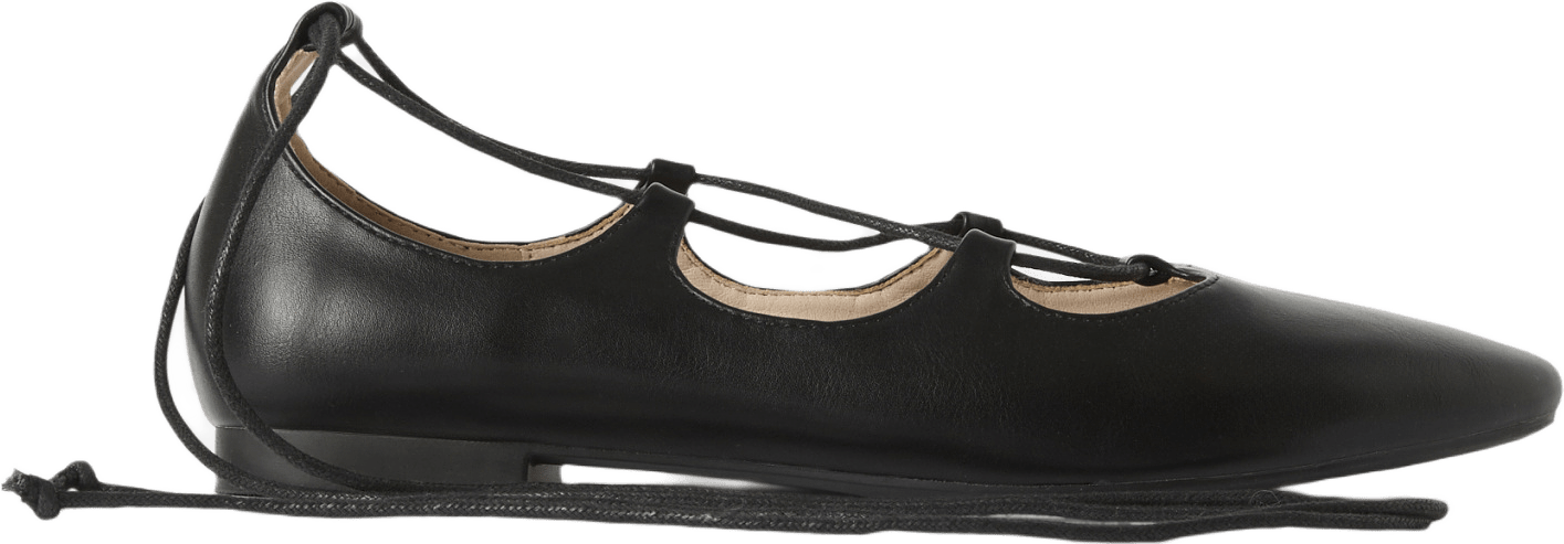 Ballerinaskor med snörning, från Carin Wester, i färgen Black.