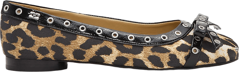 Eyelets Bow Ballerina Satin Print, från GANNI, i färgen Leopard Print.