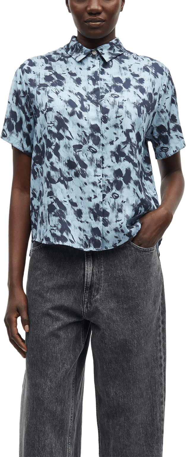 Mina ss shirt 14028, från SAMSOE SAMSOE, i färgen Blurred Flower Salute.