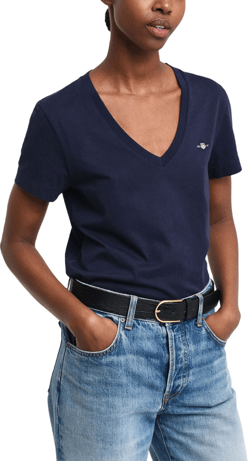 REG SHIELD SS V-NECK T-SHIRT, från GANT, i färgen Evening Blue.