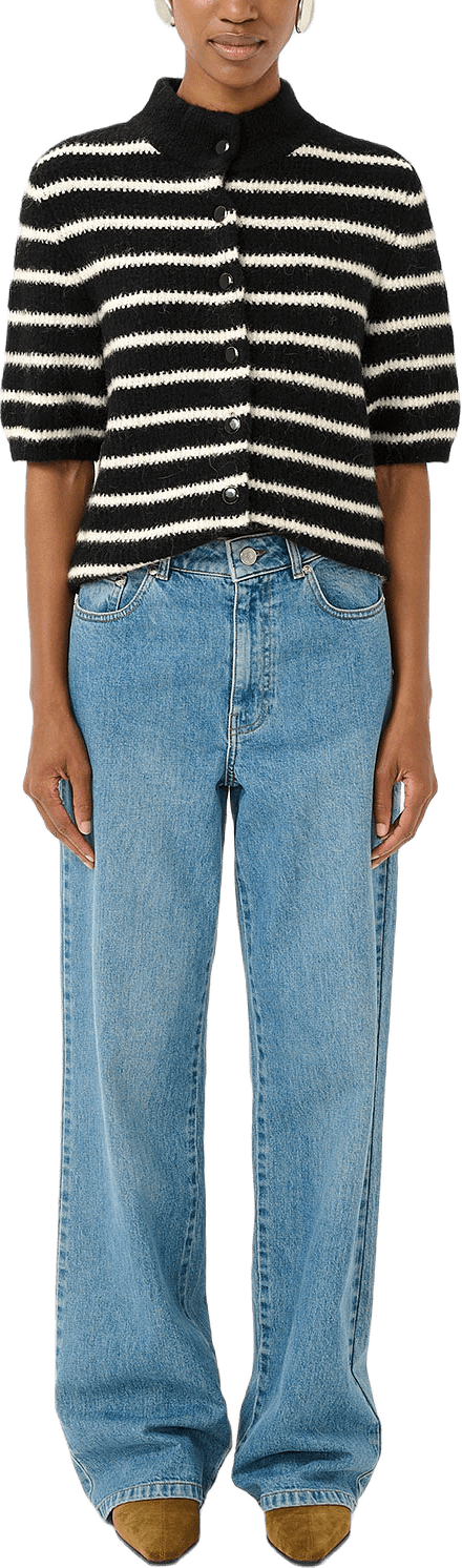 GZalpha SS short cardigan striped, från Gestuz, i färgen Black Ivory Striped.