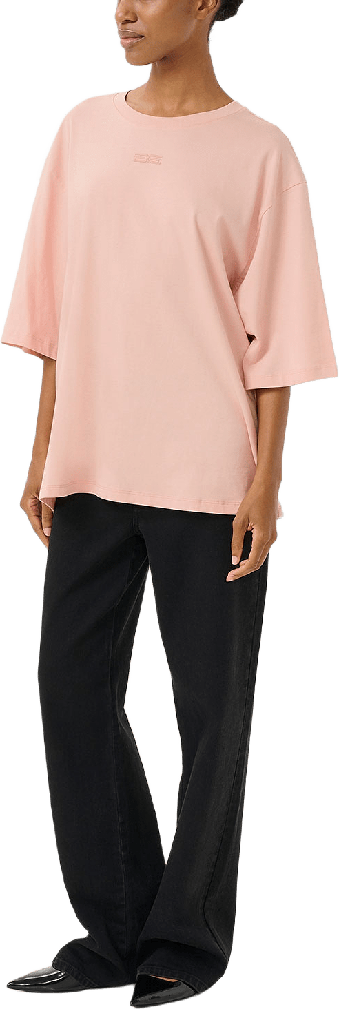 SimmaGZ emb tee, från Gestuz, i färgen Peach Whip.