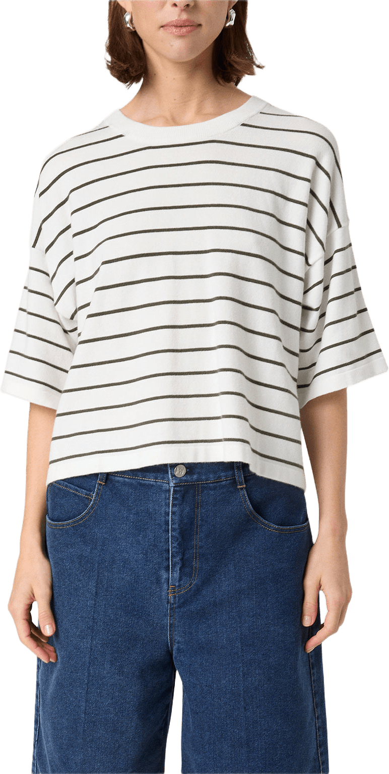 Spina Boxy Pullover SS Sweater, från Soaked In Luxury, i färgen White W Grape Leaf Stripe.