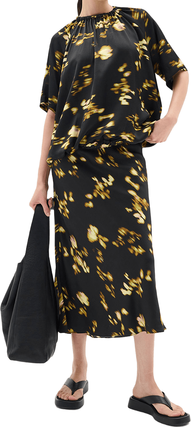 CassIW Skirt, från Inwear, i färgen Black Mysterious Flower.