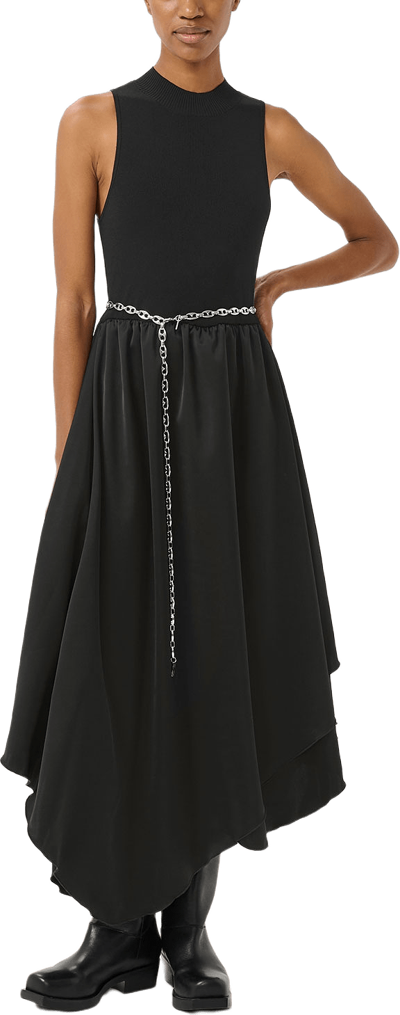 GZsama Sl Dress, från Gestuz, i färgen Black.