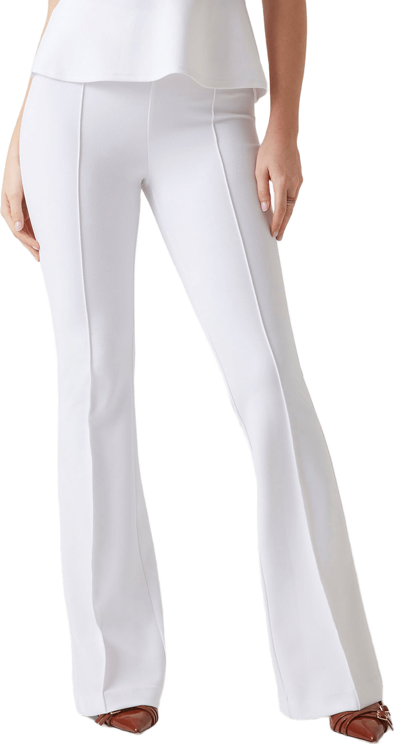 New Flared Evelina Pant, från Guess, i färgen Pure White.