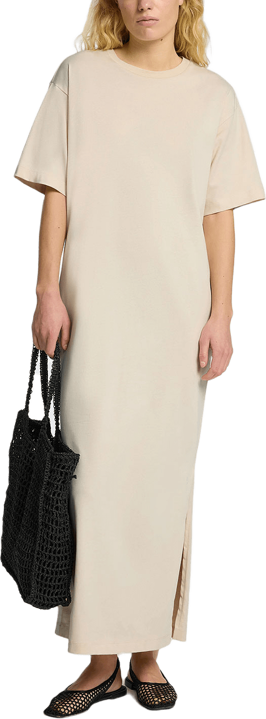 MAXILÅNG KORTÄRMAD KLÄNNING, från Selected Femme, i färgen Birch.