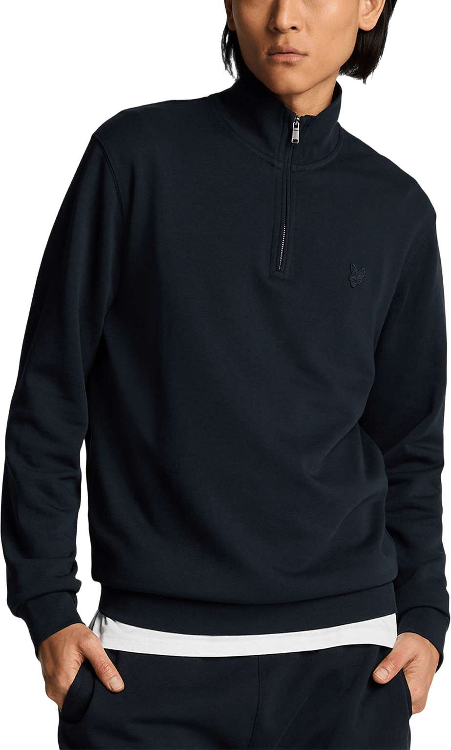 Superfine Quarter Zip Sweatshirt, från Lyle & Scott, i färgen Dark Navy.