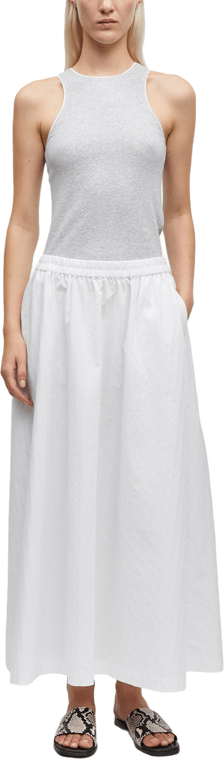 SATINA SKIRT 15646, från SAMSOE SAMSOE, i färgen White.