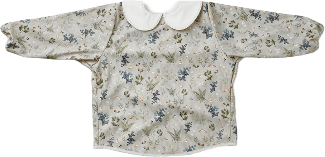Elodie Longsleeved Baby Bib, från Elodie Details, i färgen Fairytale Forest.
