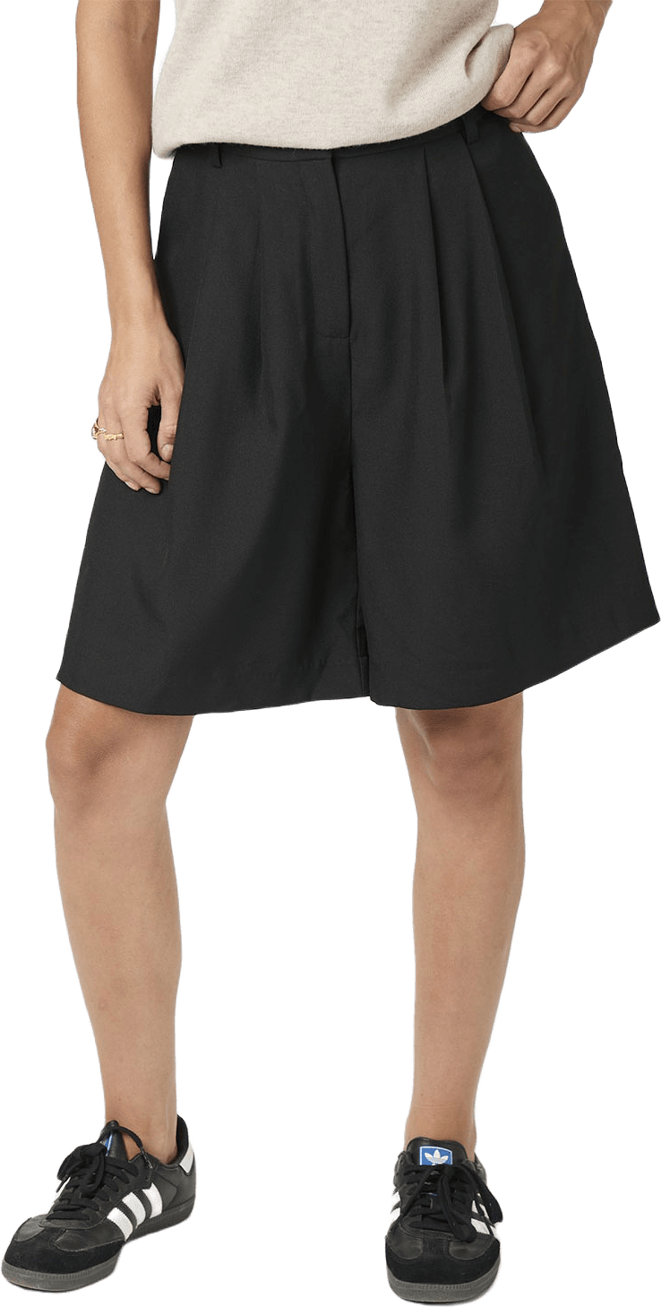 Nika Bermuda Shorts, från Neo Noir, i färgen Black.