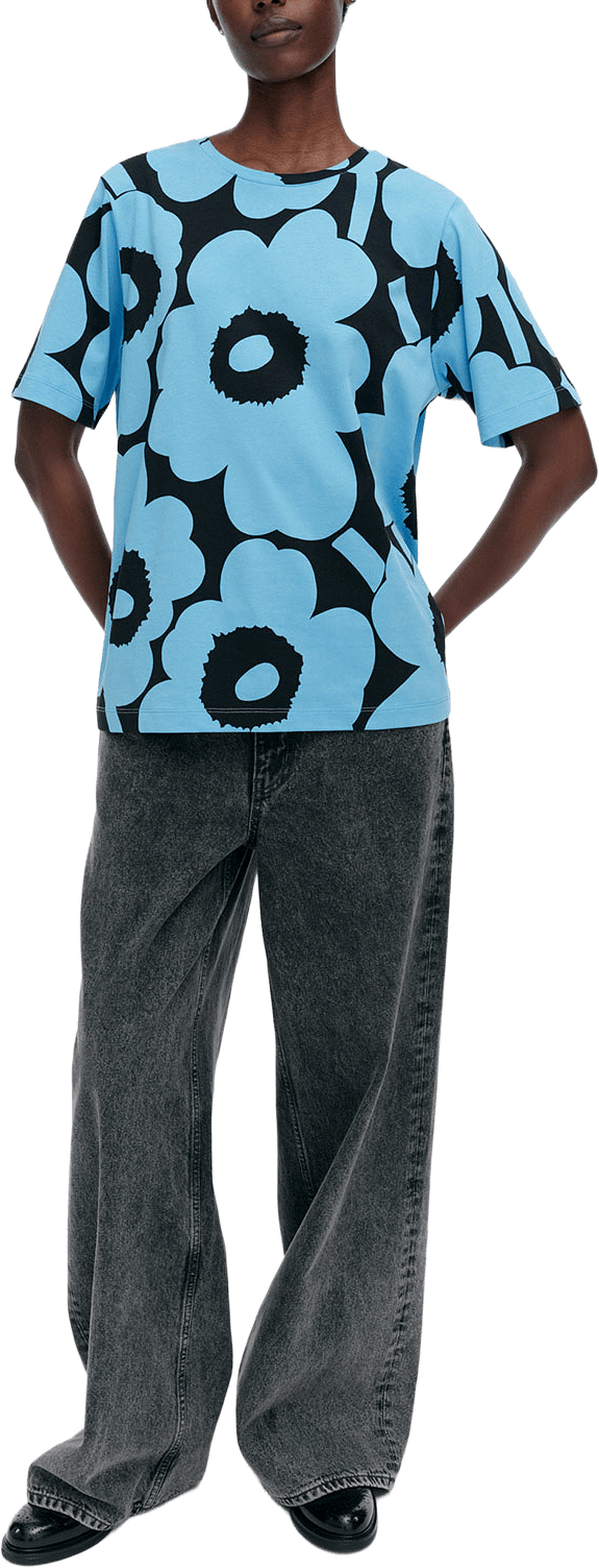 Tunnit Unikko, från Marimekko, i färgen Blue, Black.