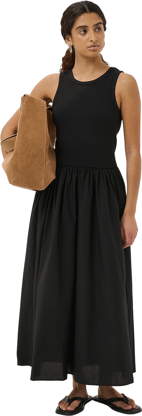 Dama Dress, från Inwear, i färgen Black.