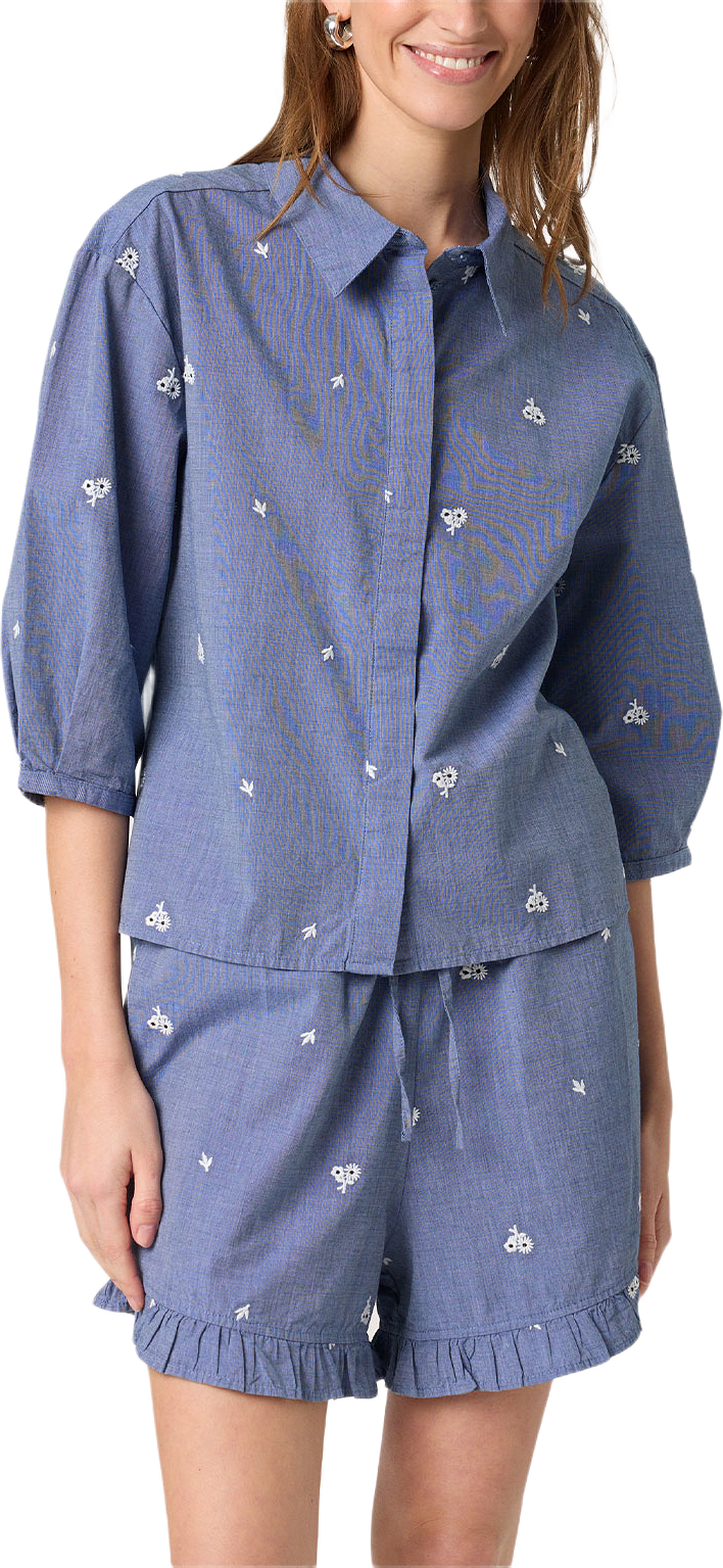 Elly Shirt, från Soaked In Luxury, i färgen Medium Blue Denim.