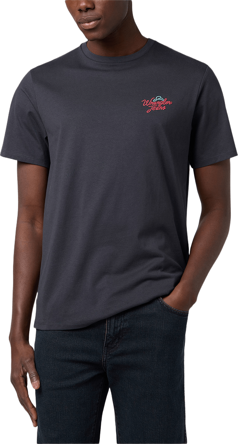 Graphic Tee, från Wrangler, i färgen Faded Black.