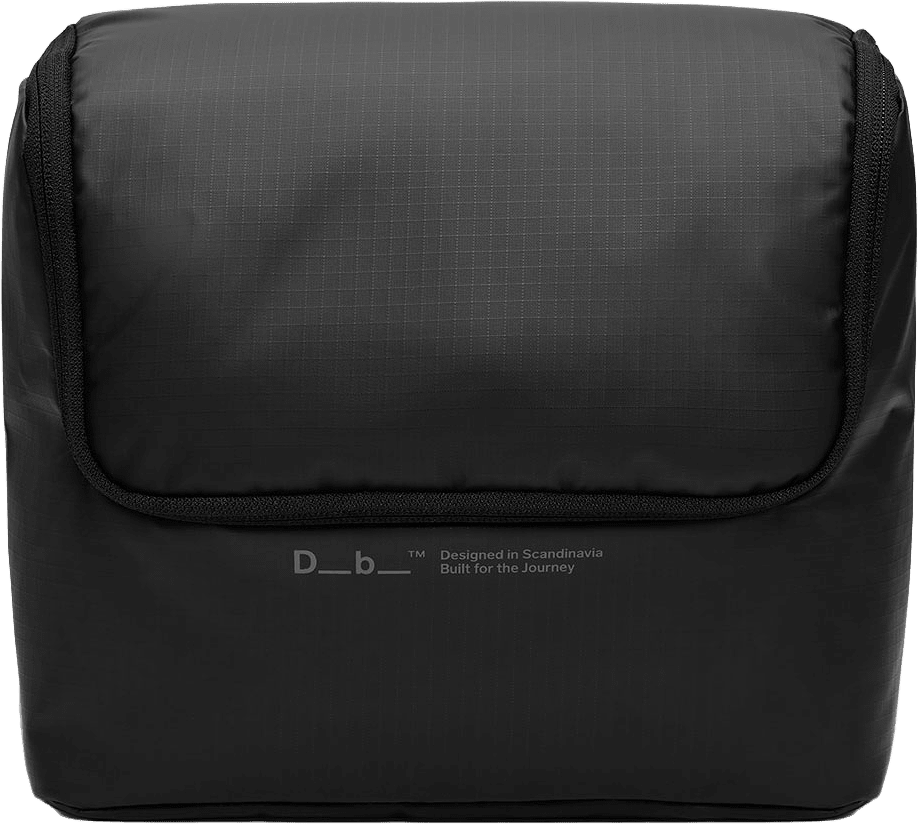 Essential Washbag M, från DB, i färgen Black Out.