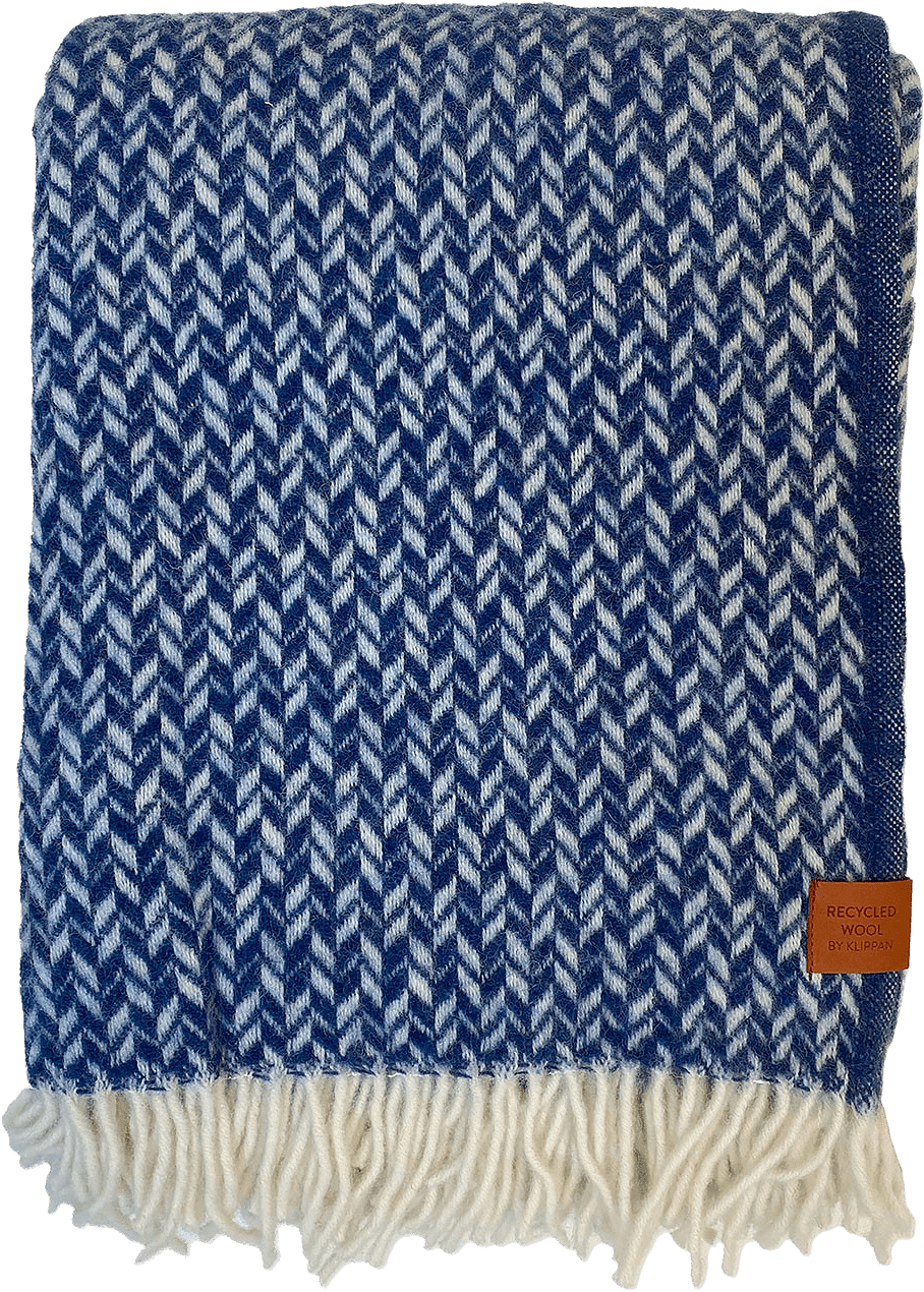 Ullpläd Lovik, från Klippan, i färgen Djup Blå.