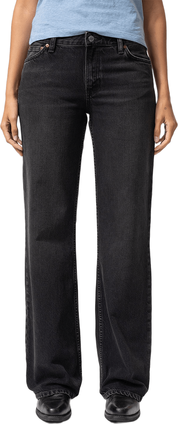 Wide Heidi Slow Black, från Nudie Jeans, i färgen Slow Black.