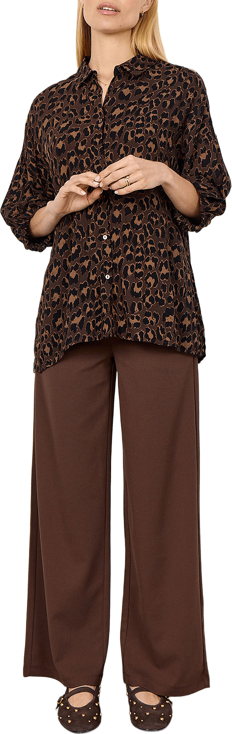 Sc-Safira 2 Shirt, från Soyaconcept, i färgen Hot Fudge Combi.