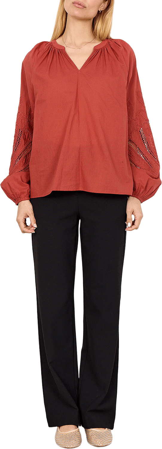 Sc-Caliste 21 Blouse, från Soyaconcept, i färgen Mineral Red.