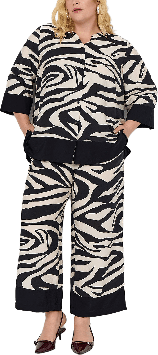 Wa-Luana 2 Shirt, från Wasabi Concept, i färgen Black Combi.