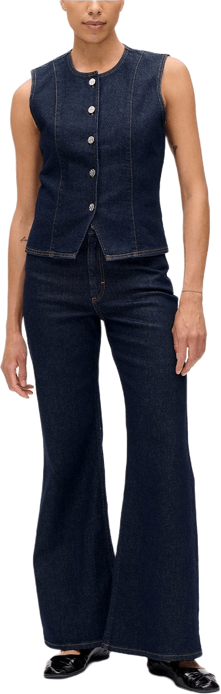 MENE Heavyweight blouse, från Baum und Pferdgarten, i färgen Dark Denim Wash.