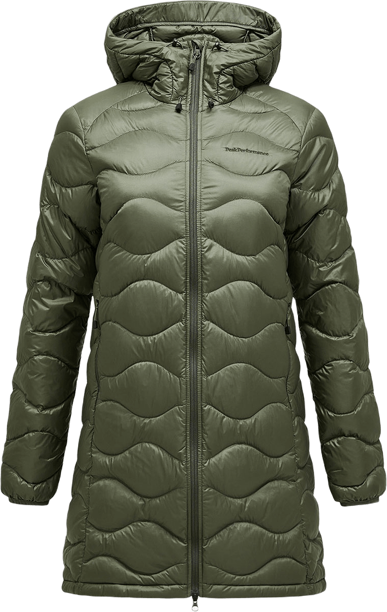 W Helium Down Parka, från Peak Performance, i färgen Pine Needle.