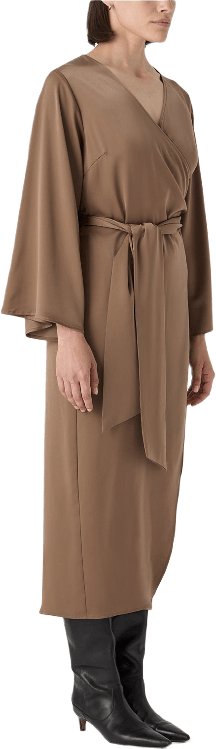 The Mira Satin Dress, från Marville Road, i färgen Mocha.