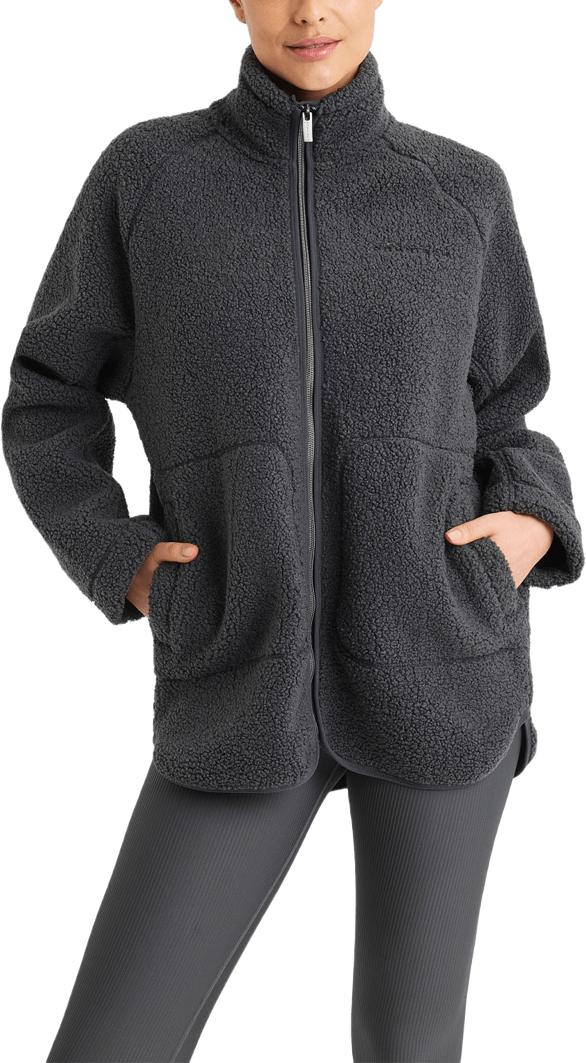 Cloud Pile Jacket, från Röhnisch, i färgen Phantom.