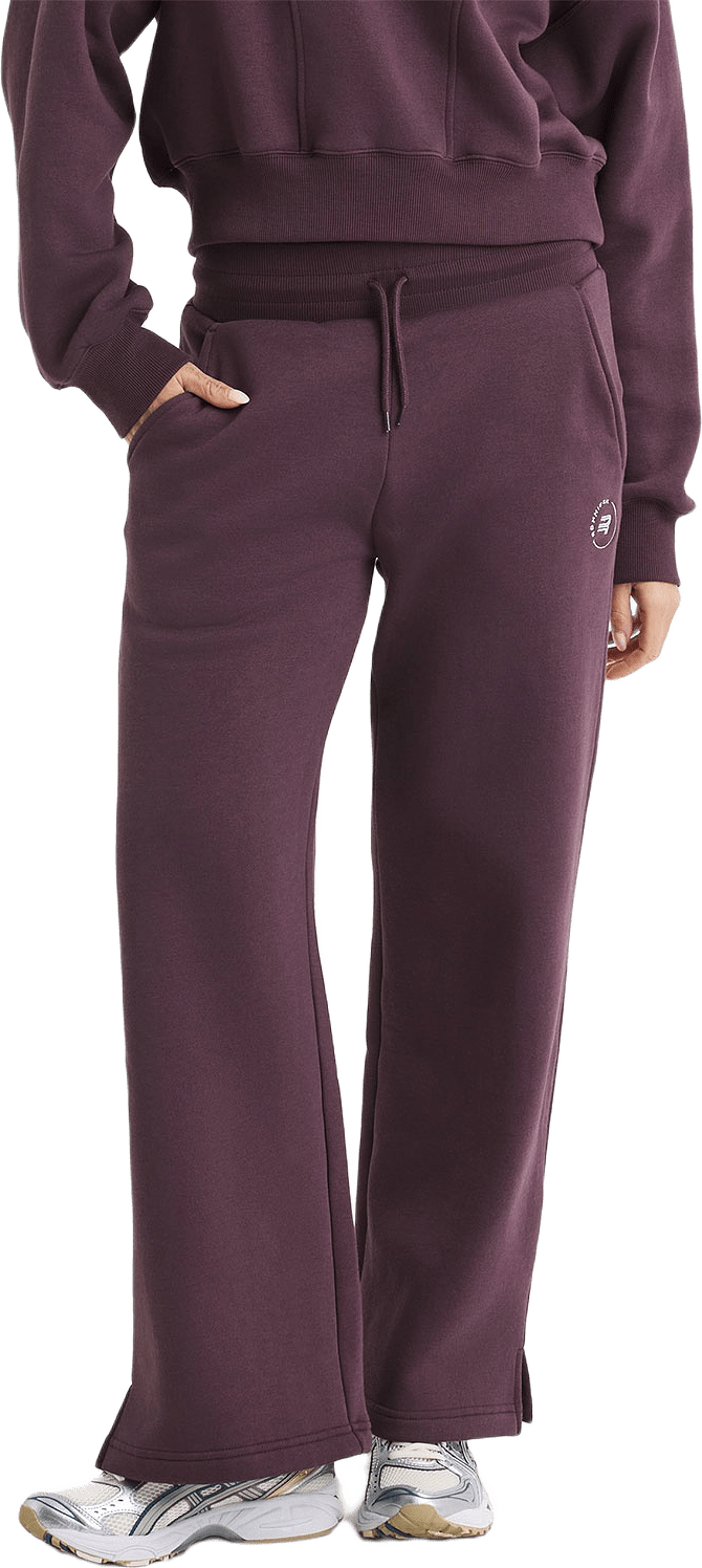 Soft Sweat Wide Pants, från Röhnisch, i färgen Huckleberry.