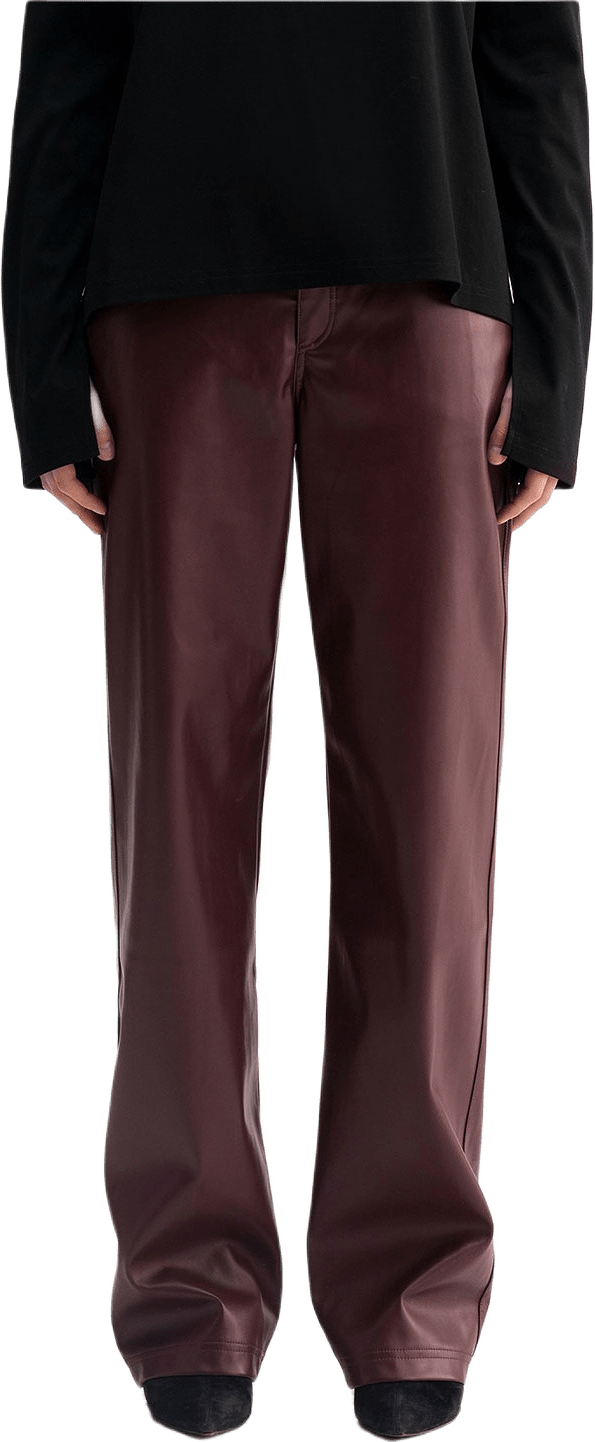 Aina PU leather trousers, från Ahlvar Gallery, i färgen Burgundy.