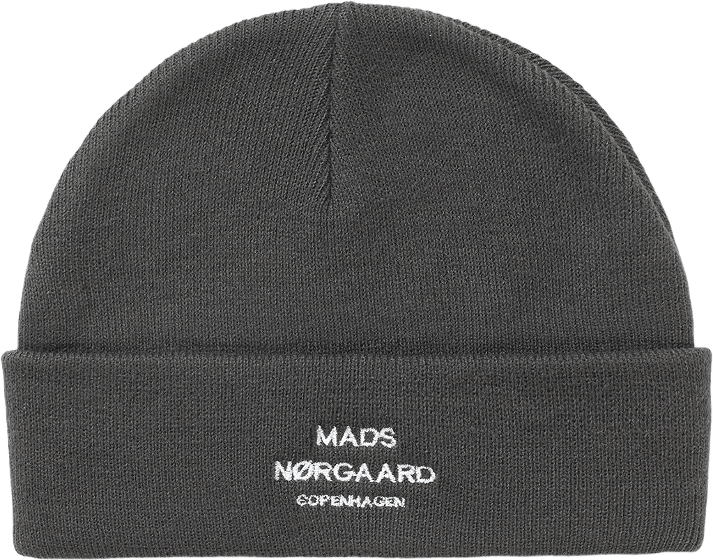 Isak Ambas Logo Beanie, från Mads Nørgaard, i färgen Asphalt.