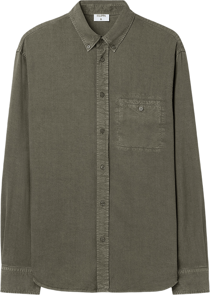 Zachary Shirt, från Filippa K, i färgen Dark Olive Green.