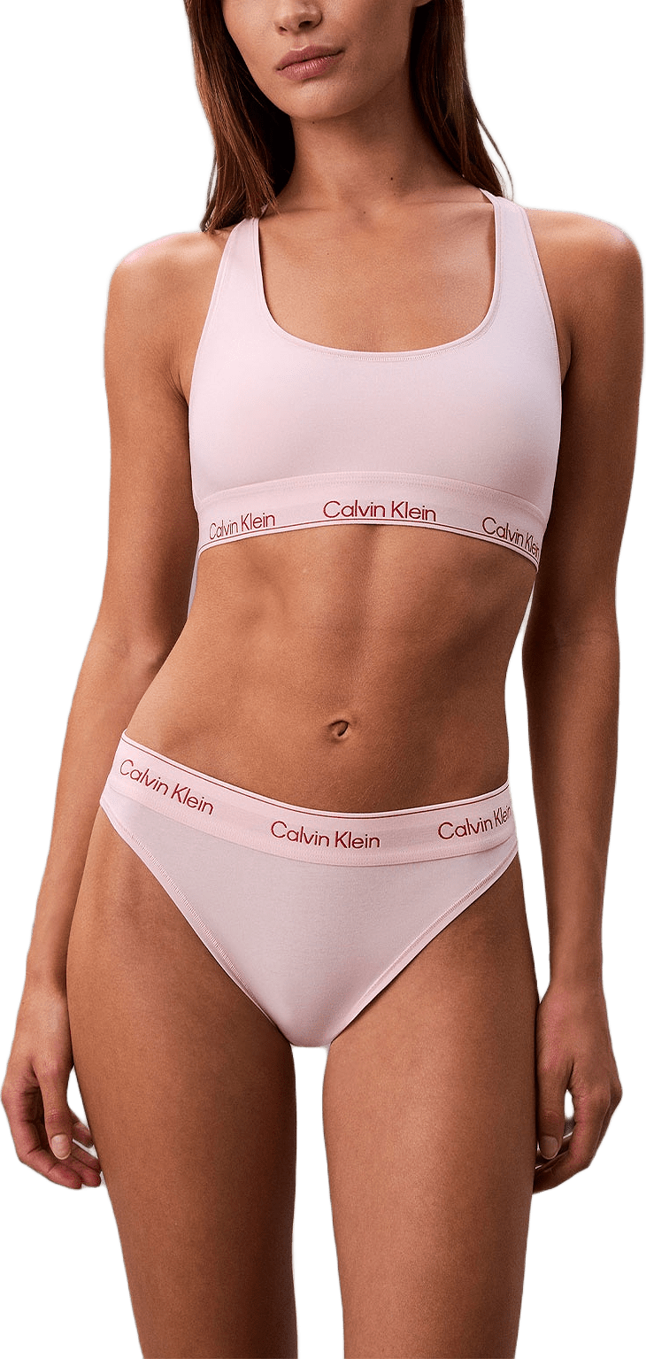 Trosa i High Leg Tanga modell i skön Bomull & modal blandning, från Calvin Klein, i färgen Potpourri.