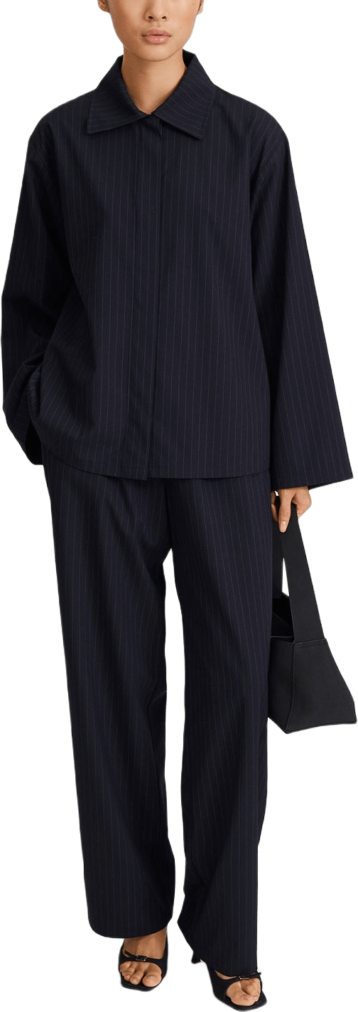 BRENLY SHIRT, från Stylein, i färgen Navy Pinstripe.