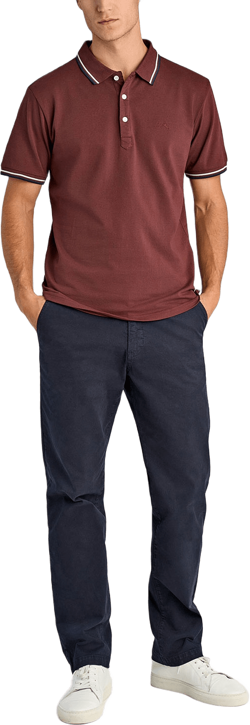 Polo shirt w. contrast piping, från Lindbergh, i färgen Burgundy.