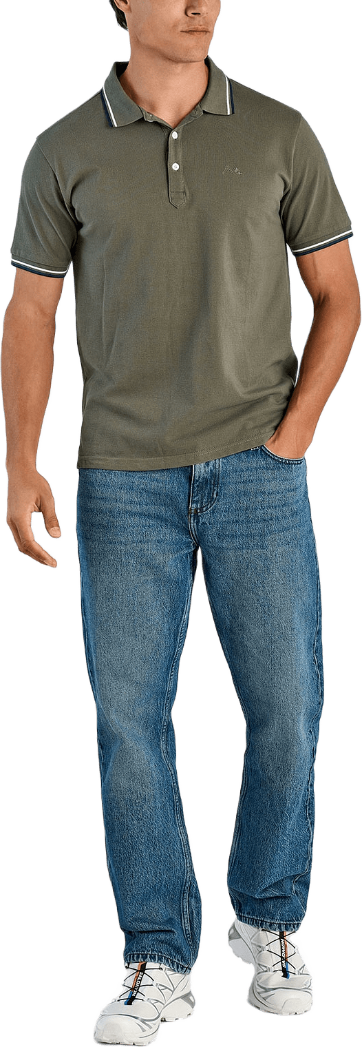 Polo shirt w. contrast piping, från Lindbergh, i färgen Air Force Green.