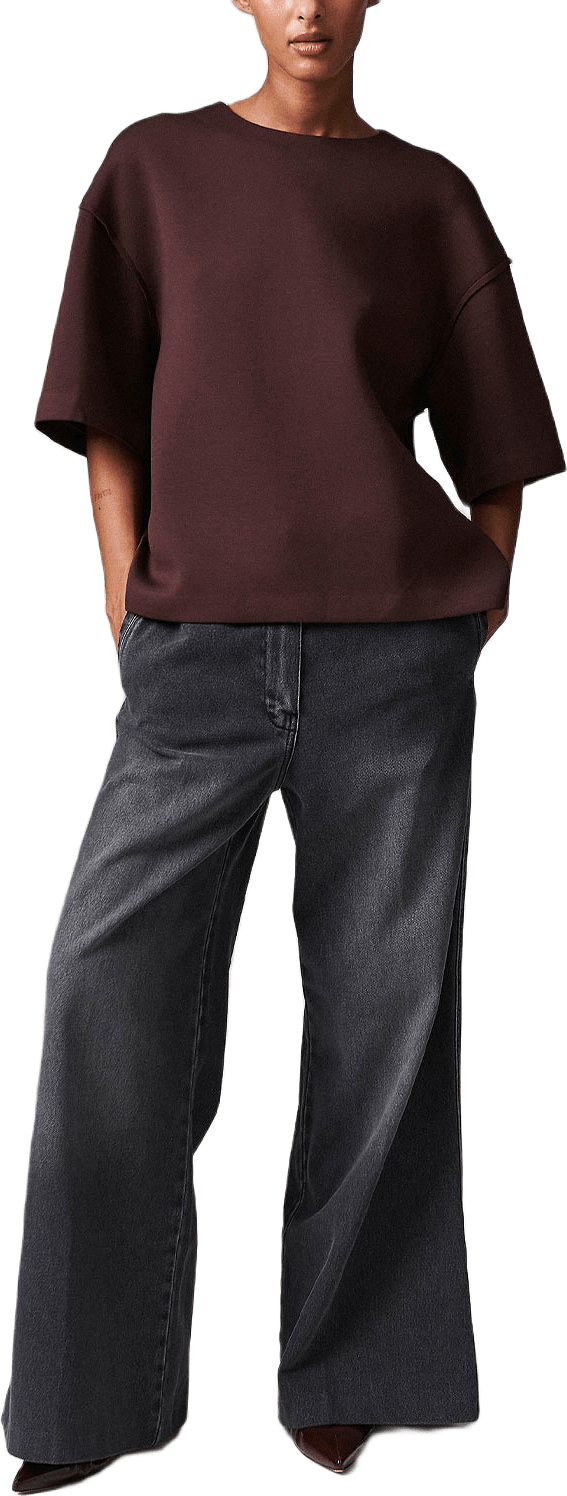 Amalie T-shirt - Scuba, från DAY Birger et Mikkelsen, i färgen Chocolate Plum.