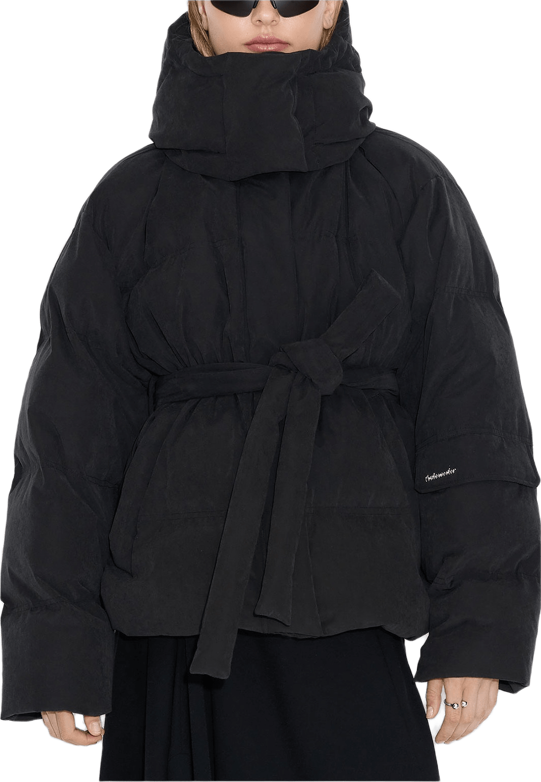 Steilia Brushed Down Jkt, från Holzweiler, i färgen Black.