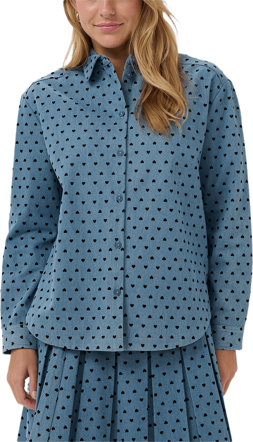 Pegina Shirt, från Saint Tropez, i färgen Black Mini Reversed Hearts.