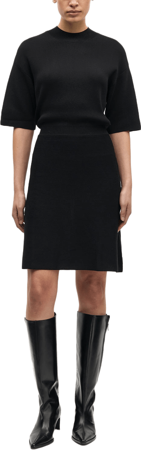 Satatiana dress 15830, från SAMSOE SAMSOE, i färgen Black.