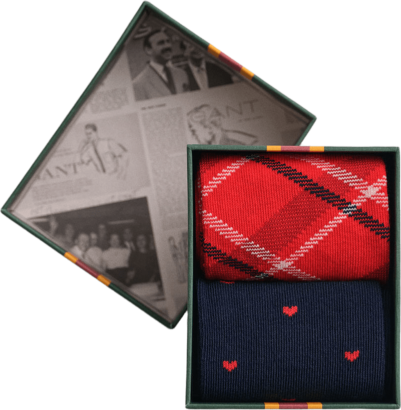 Tvåpack rutiga och hjärtmönstrade strumpor i presentförpackning, från GANT, i färgen Bold Red.