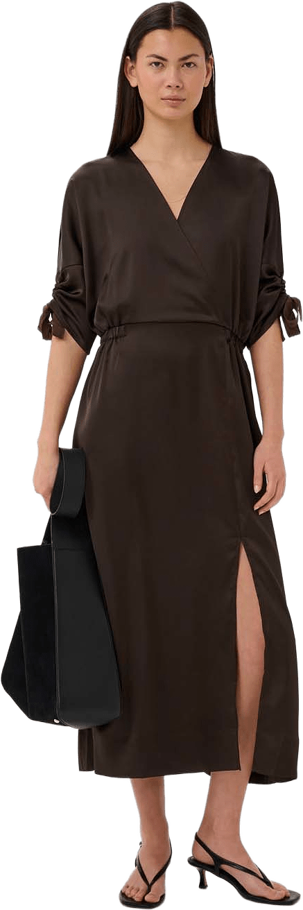 LAKEIW FAKE WRAP DRESS, från Inwear, i färgen Coffee Bean.