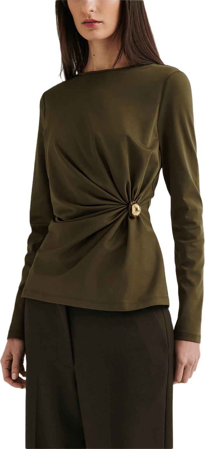 Malina Mailey Jersey Brooch Long Sleeve Top, från Malina, i färgen Olive.