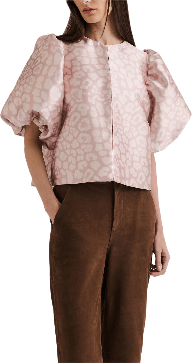 By Malina Cleo Blouse, från Malina, i färgen Beige Leo.